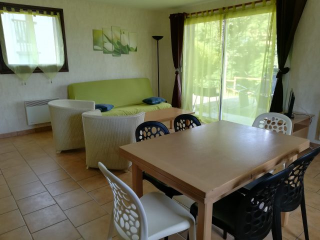 L'espace salon est situé devant la baie vitrée qui donne accès à la terrasse.