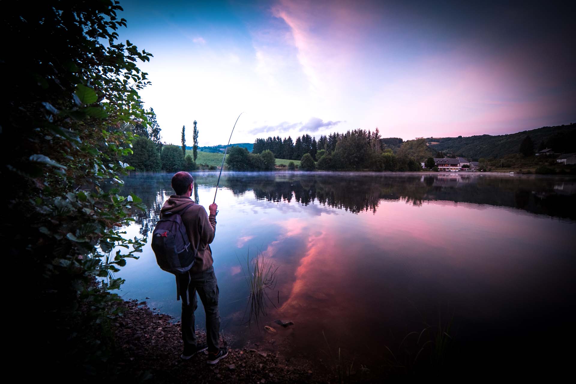Lac de pêche dans le Cantal.