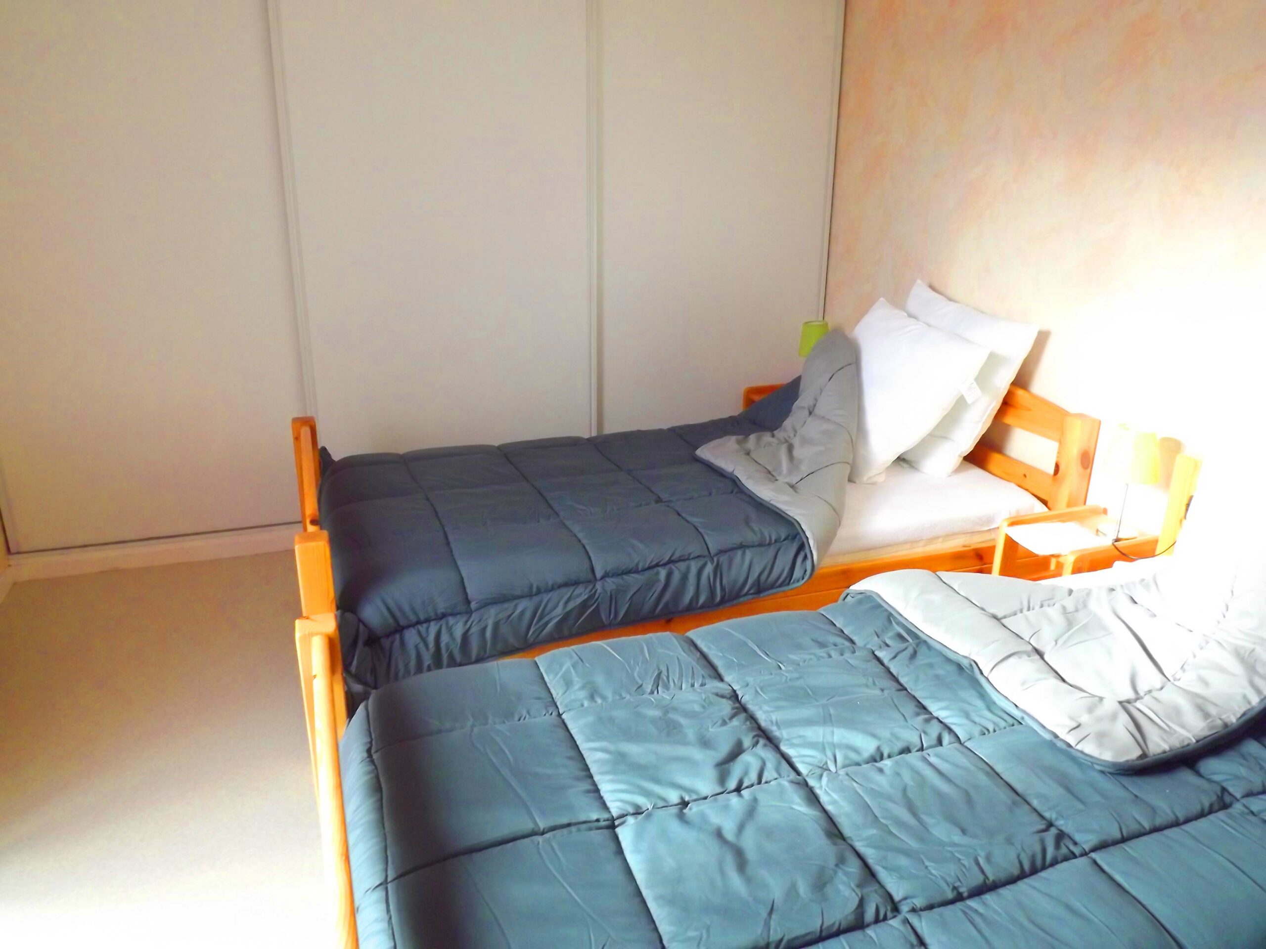 chambe en étage avec deux lits simples - Cantal Emotions village de gîtes 3 étoiles en Auvergne à Valette à côté de Riom -ès-Montagnes