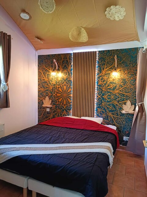 chambre en rdc rénovée en 2025 du gîte 4 étoiles le Sumène chez Cantal Emotions