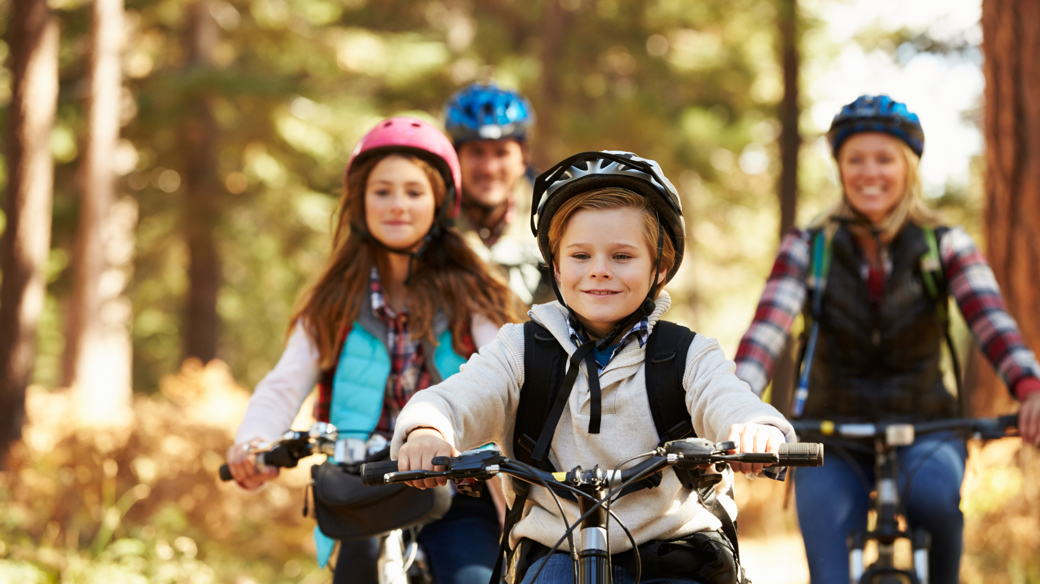 faire du vélos en famille au départ de Cantal Emotions, gîtes 3 étoiles en auvergne