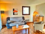 salon et coin détente avec accès direct à la terrasse gite le Cheylat - Village de gîte 3 étoiles en Auvergne à proximité de Riom-ès-Montagnes dans le Cantal