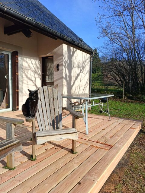 terrasse en bois sur tous les gîtes 4 étoiles chez Cantal Emotions en Auvergne