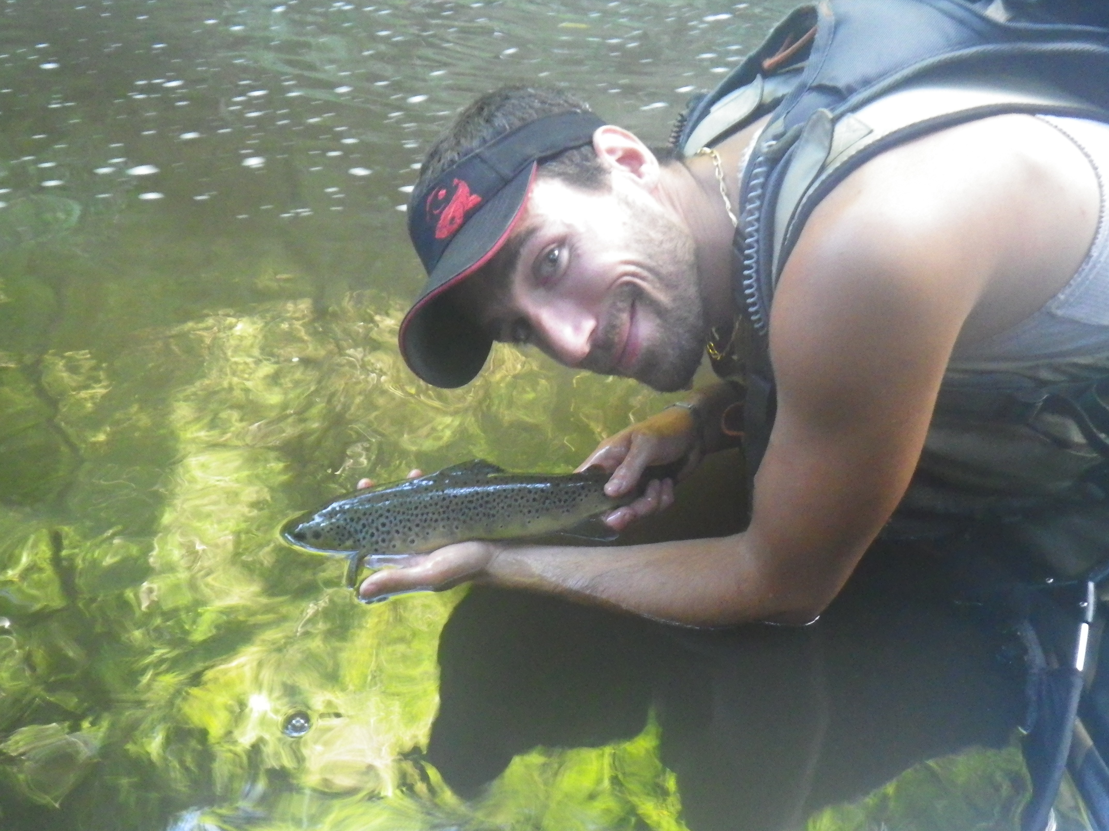 découvrez la pêche de la truite avec un guide de pêche diplômé - Village de gites Cantal Emotions à proximité de Riom es Montagnes en Auvergne